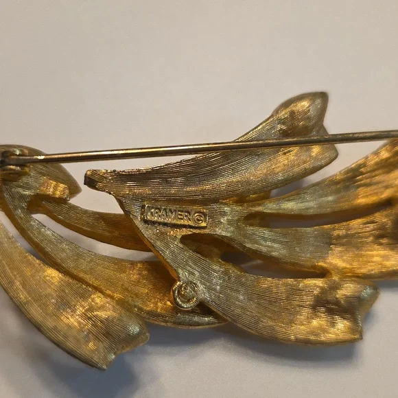 Vintage Kramer Elegant Gold Brooch with Blue Accents Crystals - Picture 5 of 6